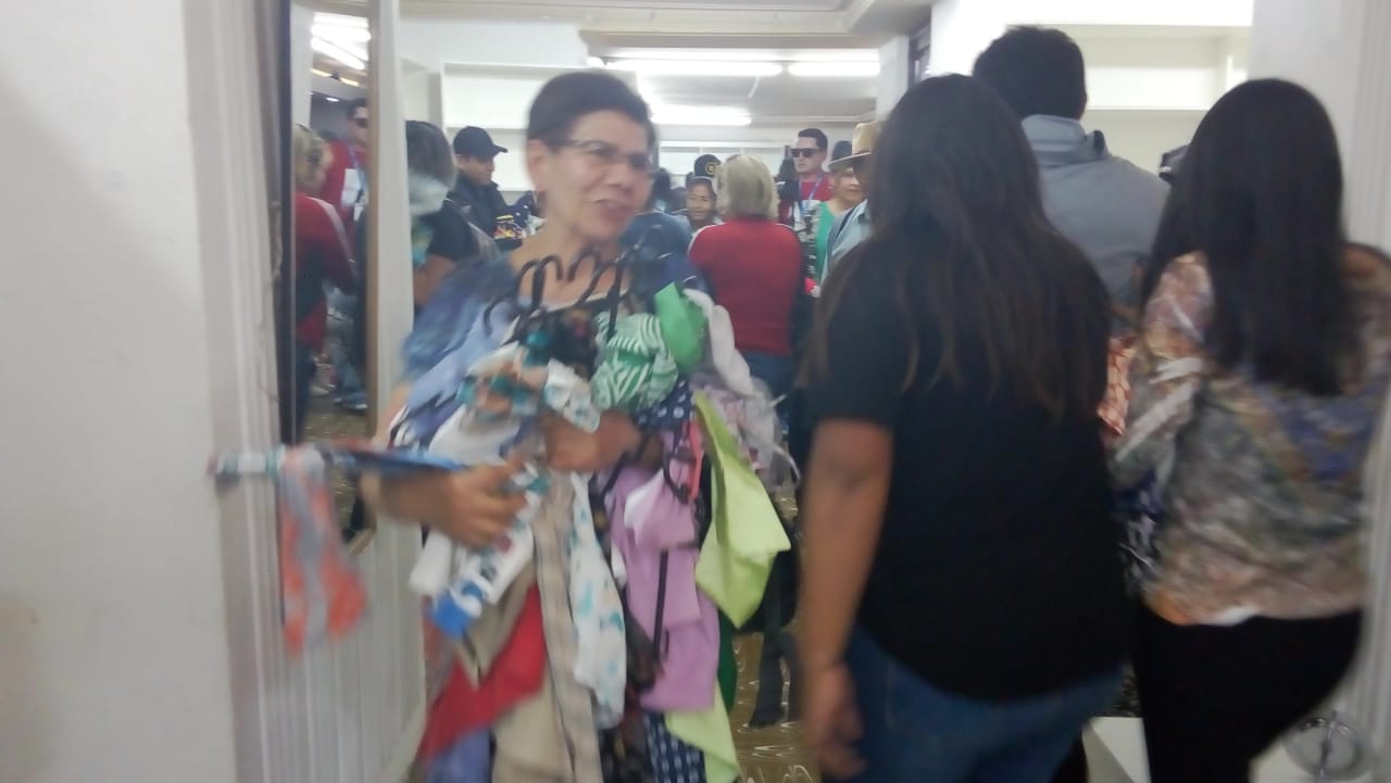 Comerciantes regalan ropa usada para evitar el decomiso de Aduana (VIDEO)