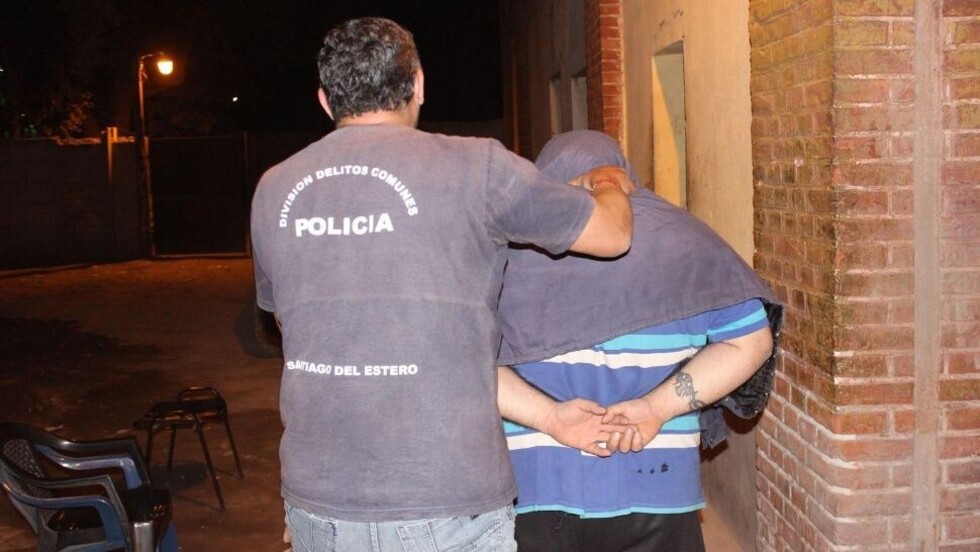 Golpeó a mujer e hija porque no le dieron plata