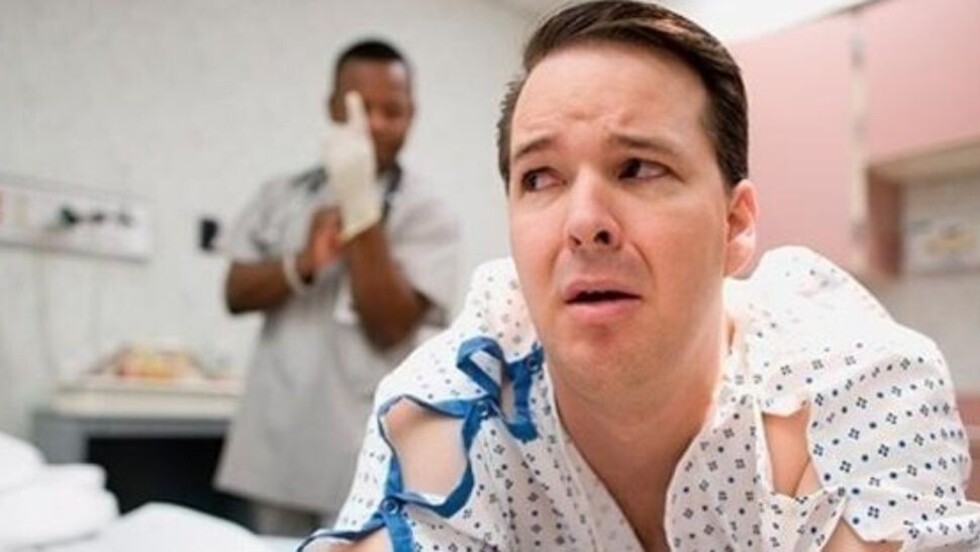 Denuncia a médico porque le hizo tacto rectal