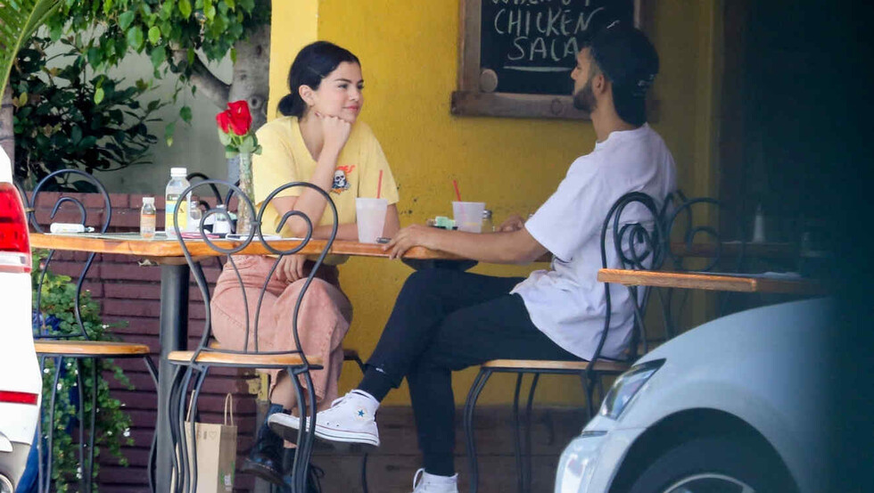 Captan a Selena Gomez con un chico