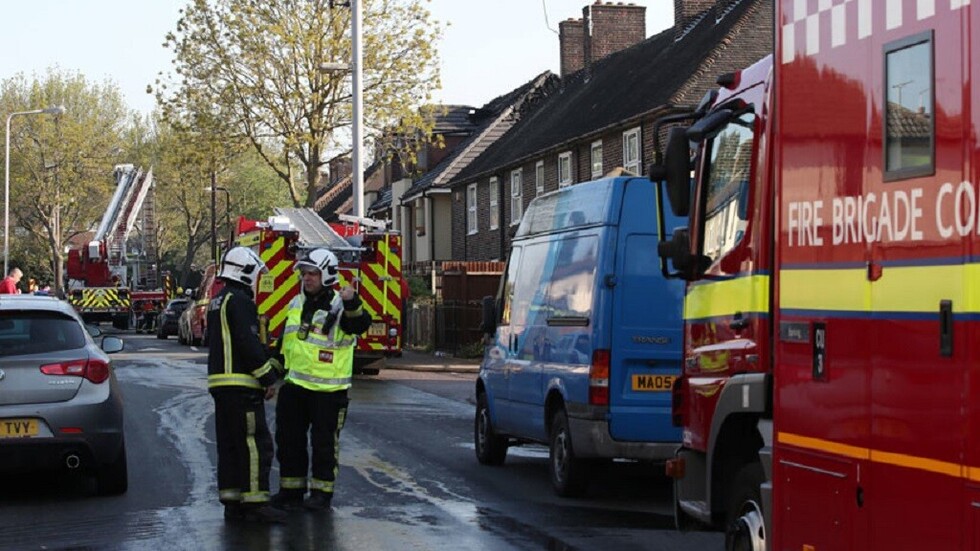 Decenas de bomberos intentan apagar un gran incendio en Londres