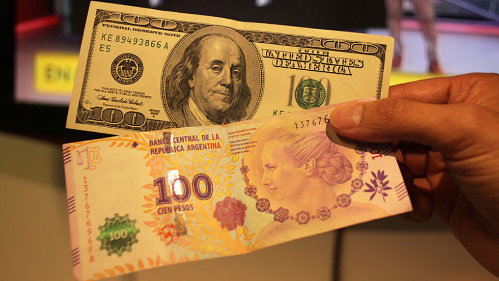 El dólar supera por primera vez los 42 pesos argentinos