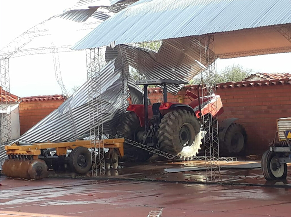 Tornado dejó destrozos en cuatro comunidades