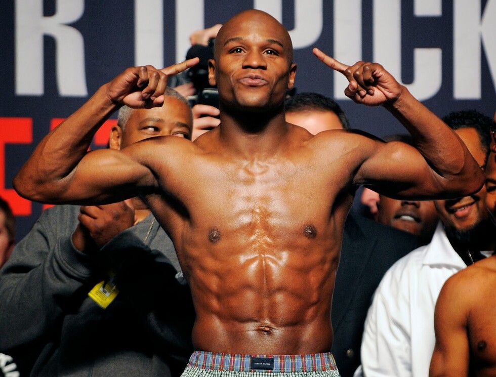 Floyd Mayweather le dio  mil dólares a un indigente