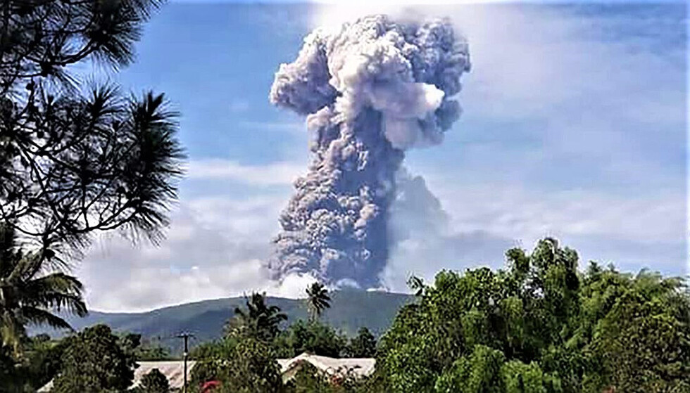 Entra en erupción un volcán en Indonesia días después del terremoto y tsunami