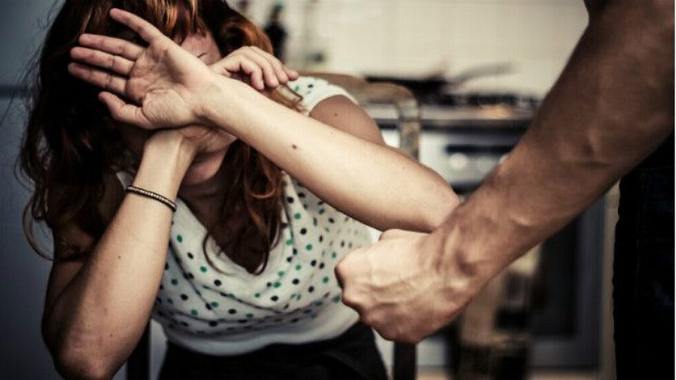 Infiel pateó y golpeó a su esposa en plena vía pública
