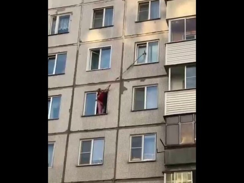 Una mujer arriesga su vida para salvar a un gatito a punto de caer de un sexto piso: VIDEO