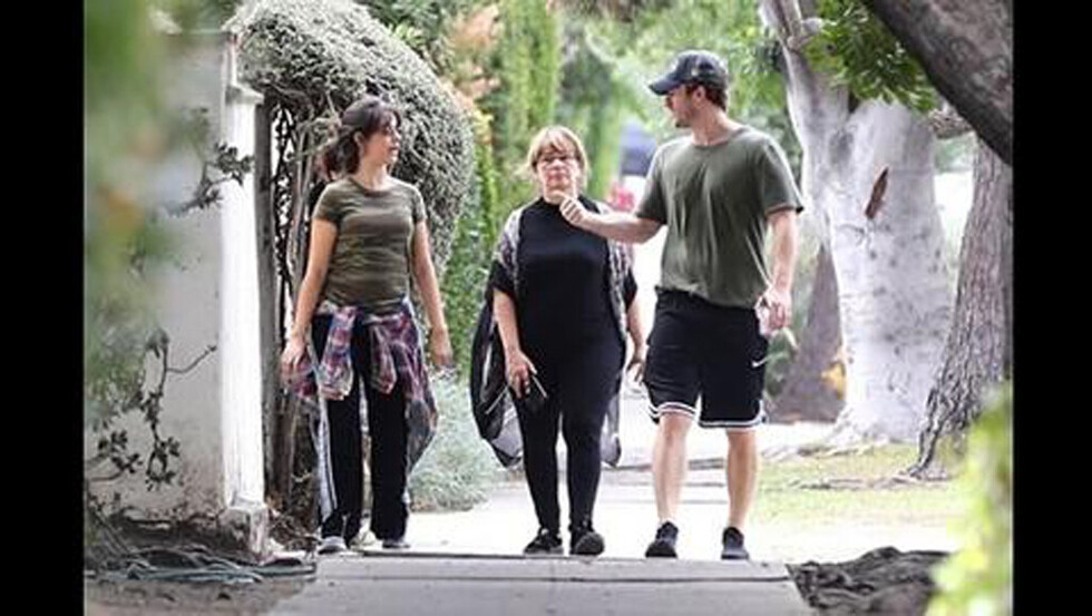 Camila y su  novio salen de paseo