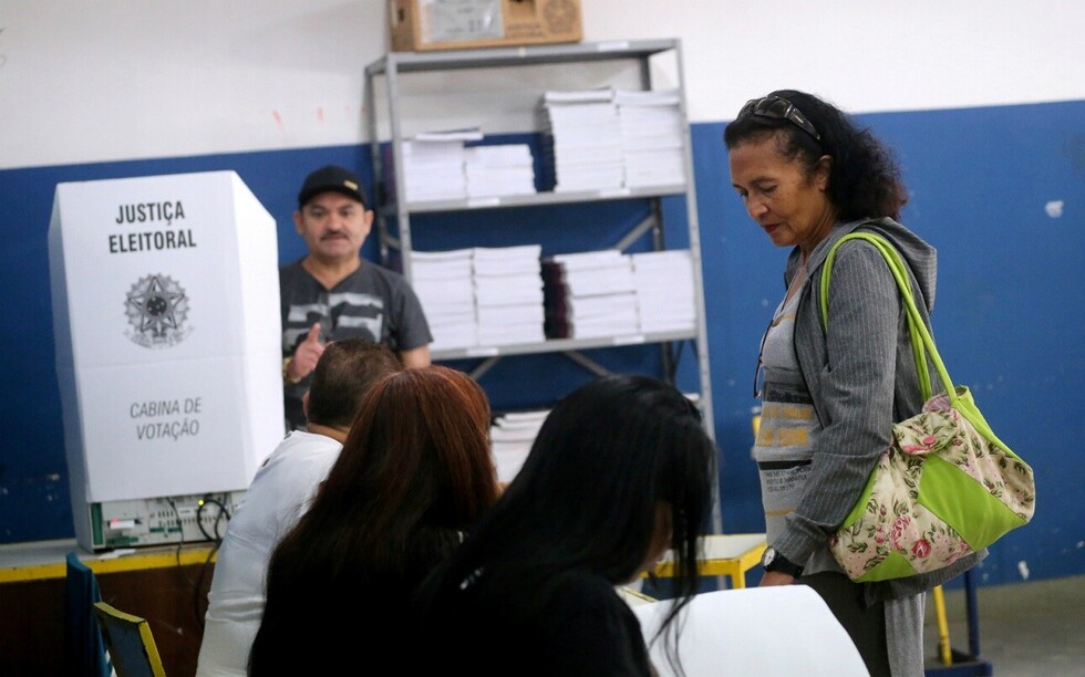 Los brasileños votan en una tensa carrera electoral encabezada por un ultraderechista
