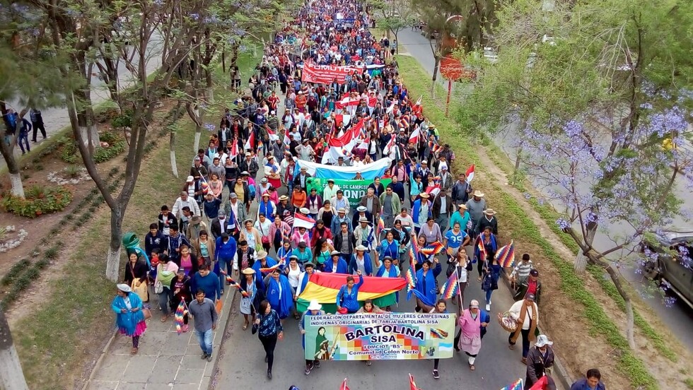 Bolivia vive una jornada de marchas y bloqueos en el día de la democracia