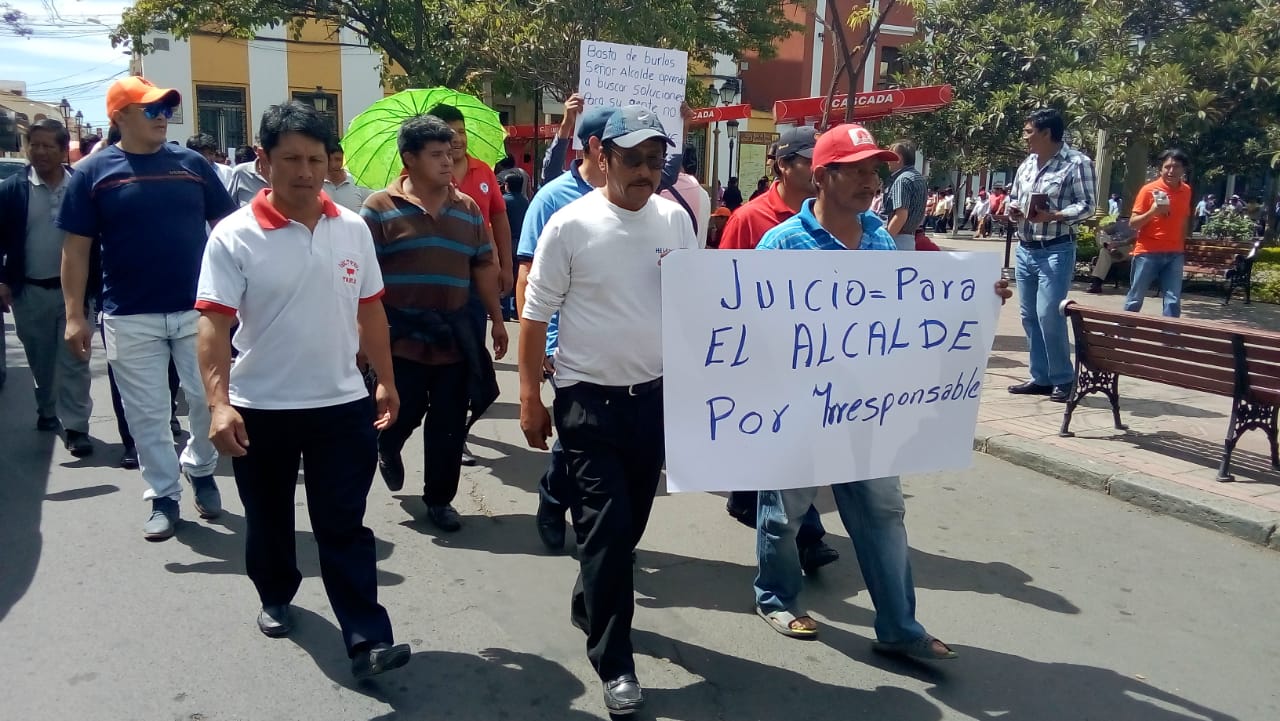 Transportistas interprovinciales marchan por las calles de Tarija y piden dejarles trabajar desde la exterminal