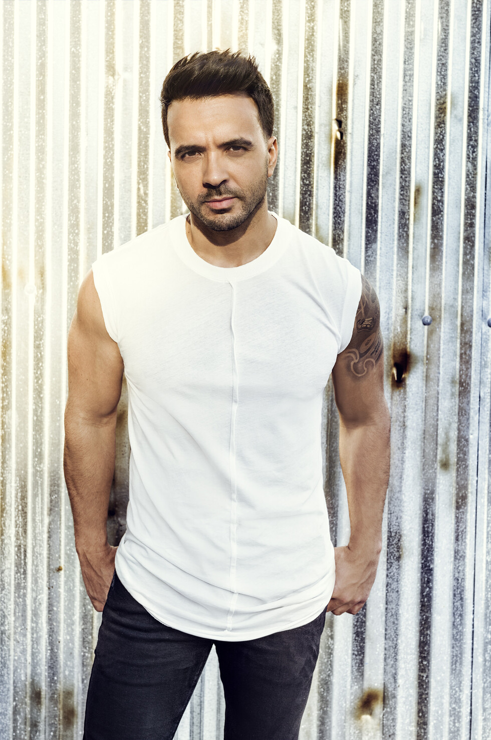 Luis Fonsi y Ozuna se unen para video de “Imposible”