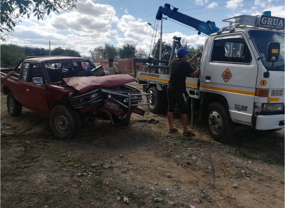 Colisión a objeto fijo deja 5 personas heridas