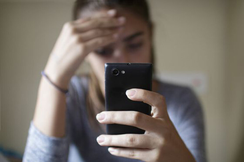 Adolescente es acosada por el ex compañero de su hermana
