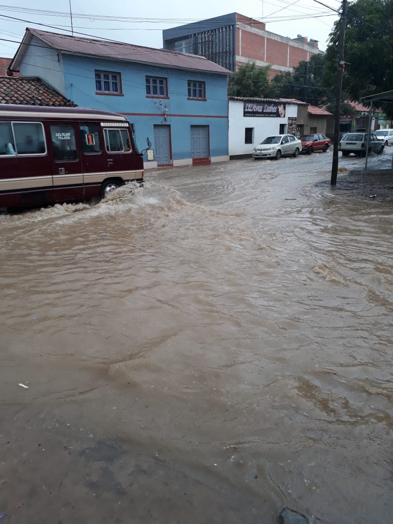 Despliegan maquinaria pesada para evitar desastres a causa de las lluvias en Tarija