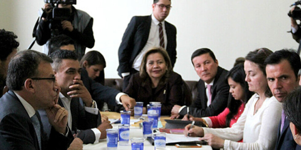 Candidata a suceder a Merkel pide unidad en su partido
