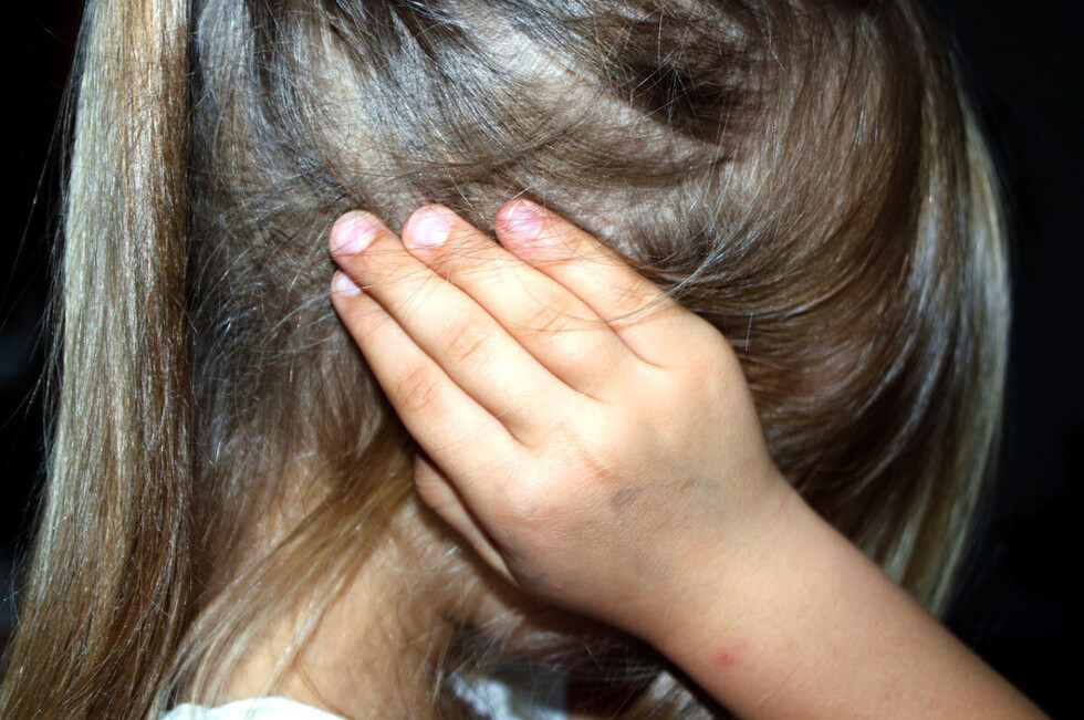 Mujer es denunciada por pegar a hijos con palo