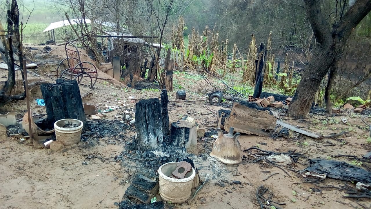 Perspectiva de los restos de la vivienda incendiada