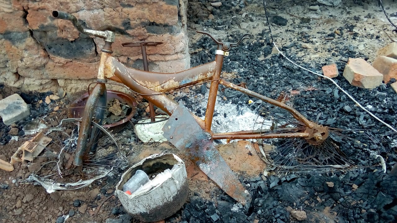 Lo que quedó de una pequeña bicicleta