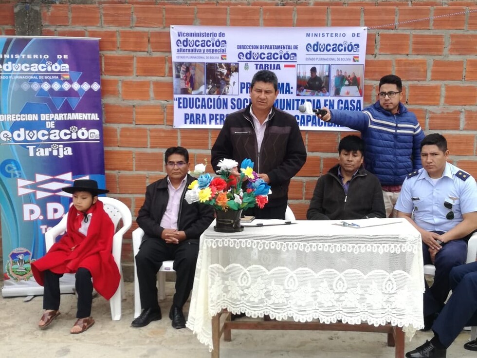 Niña con parálisis infantil recibe bono Juancito Pinto en Tarija