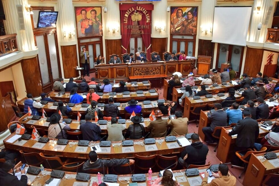 Mesa se presenta en la Asamblea para la sesión por el caso Lava Jato
