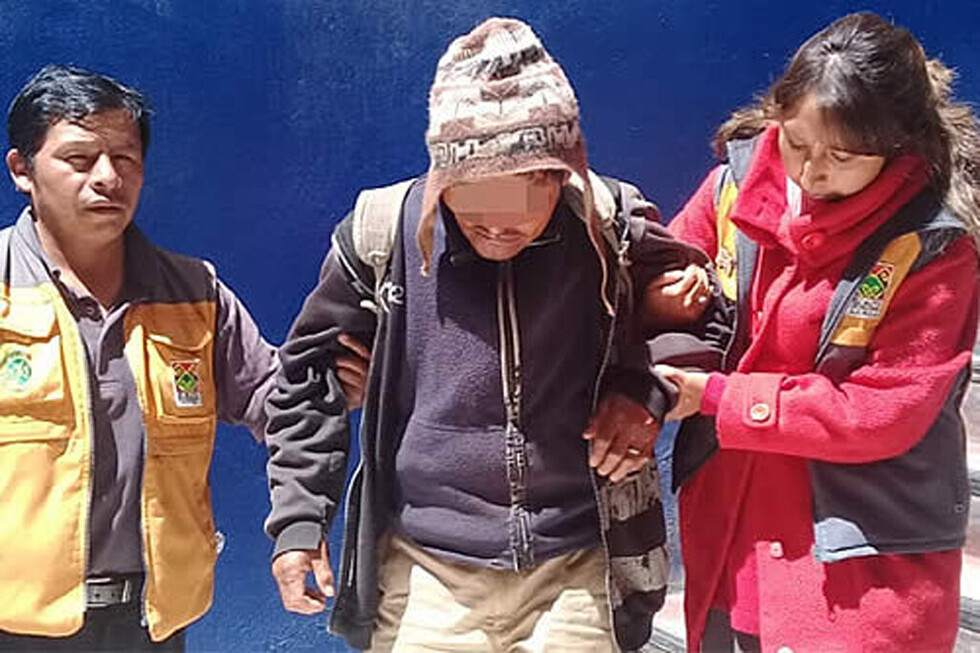 Agredió a su padre anciano por un celular