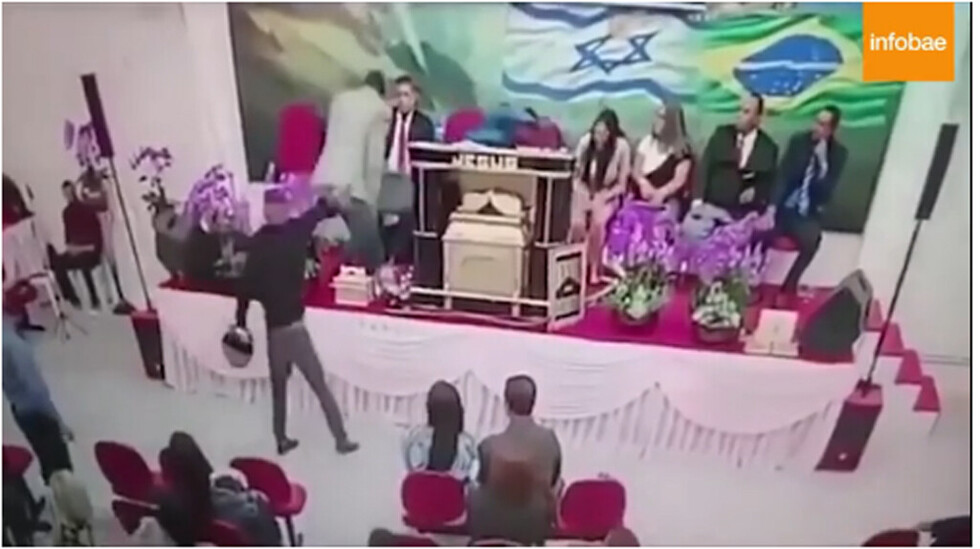 Transmiten en vivo intento de asesinato en una iglesia