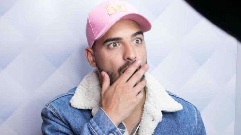 Lo torturan obligándolo a escuchar Maluma