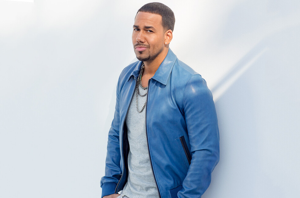Romeo Santos bailó muy  sexy en pleno jet privado