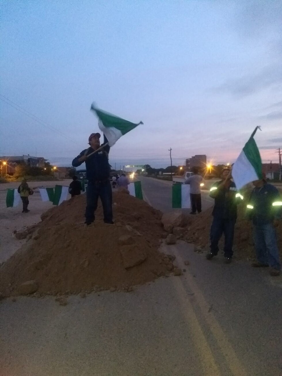 Yacuiba bloquea carretera Tarija - Santa Cruz en defensa del 45%, sigue el minuto a minuto