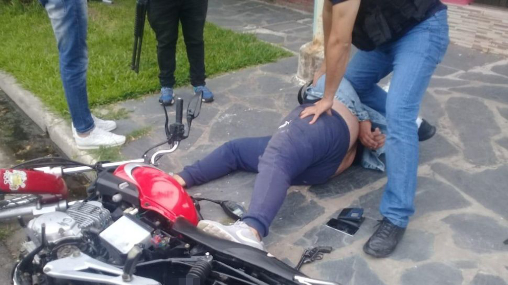 Caen motochorros que robaba en colegios