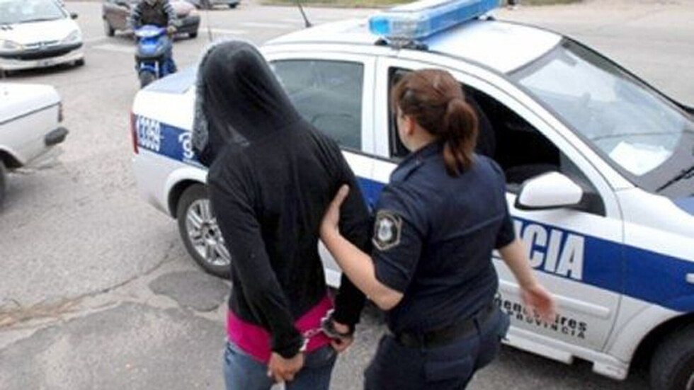 Cae mujer policía que participaba en robos