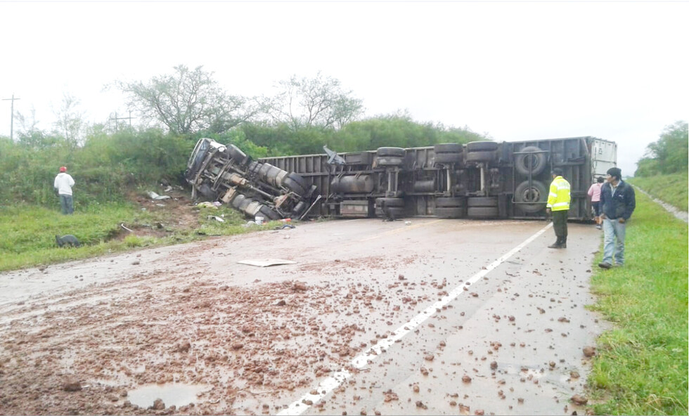 Camión vuelca en ruta N°9 y conductor muere