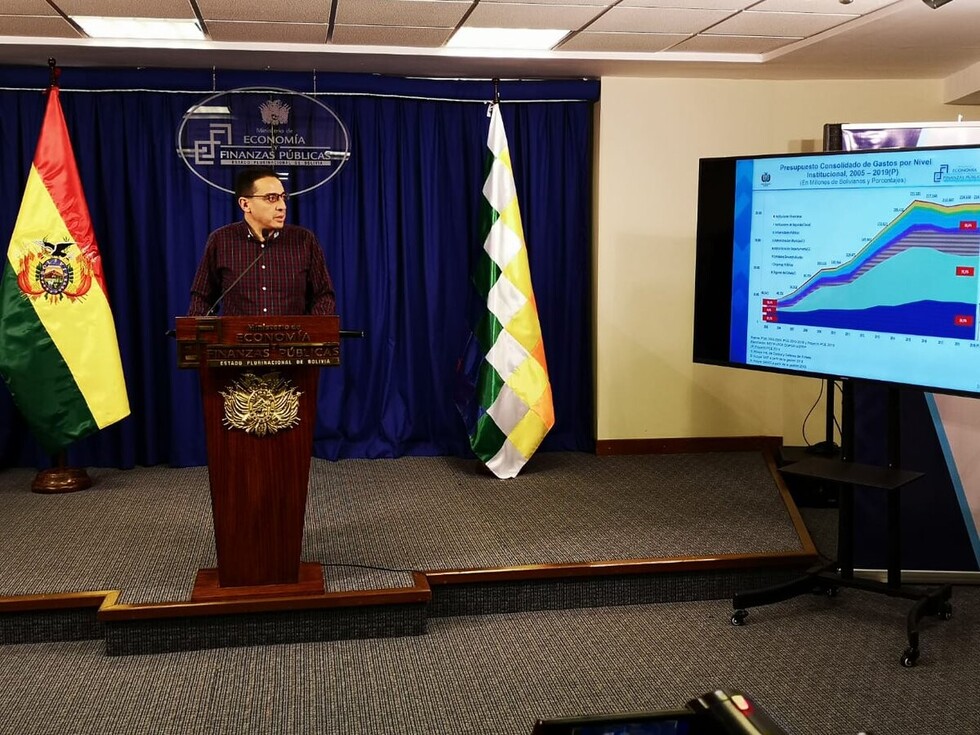 Guillén aclara que notarios deben reportar a UIF sólo las transacciones por más de $us 300.000