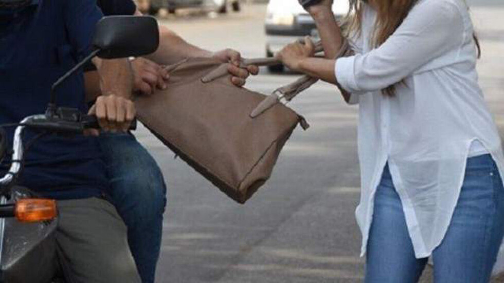 Motochorro roba cartera con Bs 9.000 a una mujer