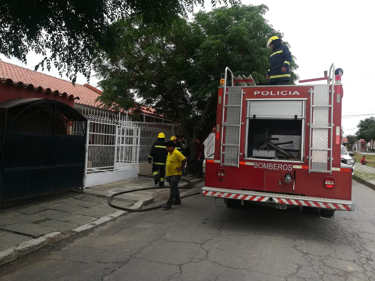 Bomberos sofocan incendio suscitado en el barrio Bartolomé Attard