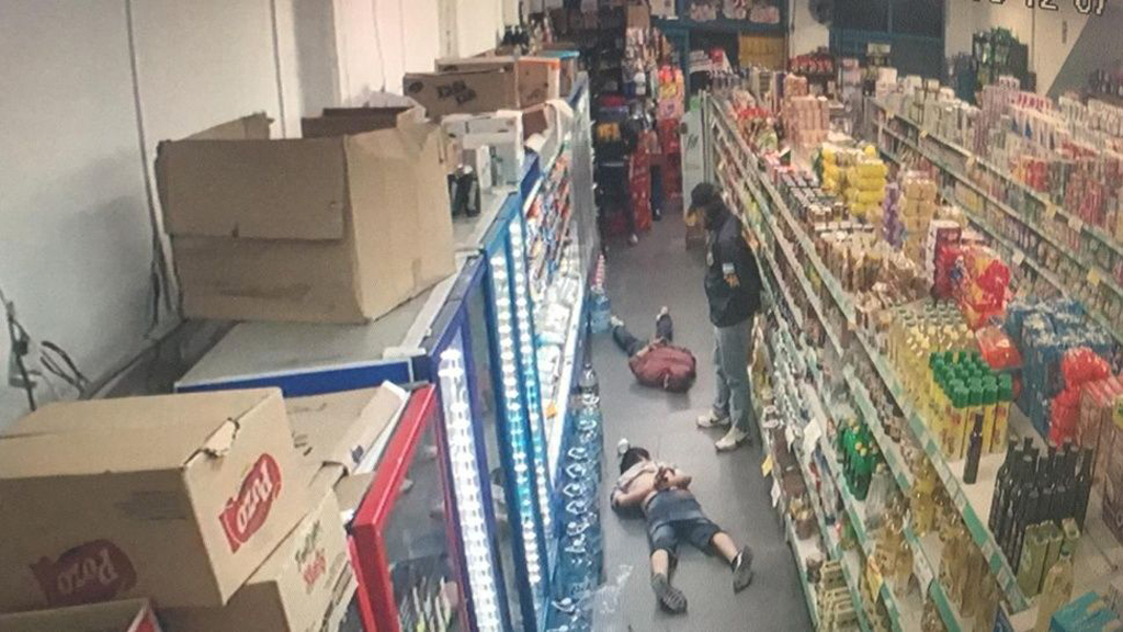 Vestidos de policía, robaron un súper chino