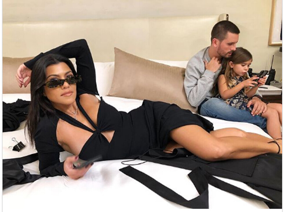 Kourtney posa  en la cama  junto a su ex