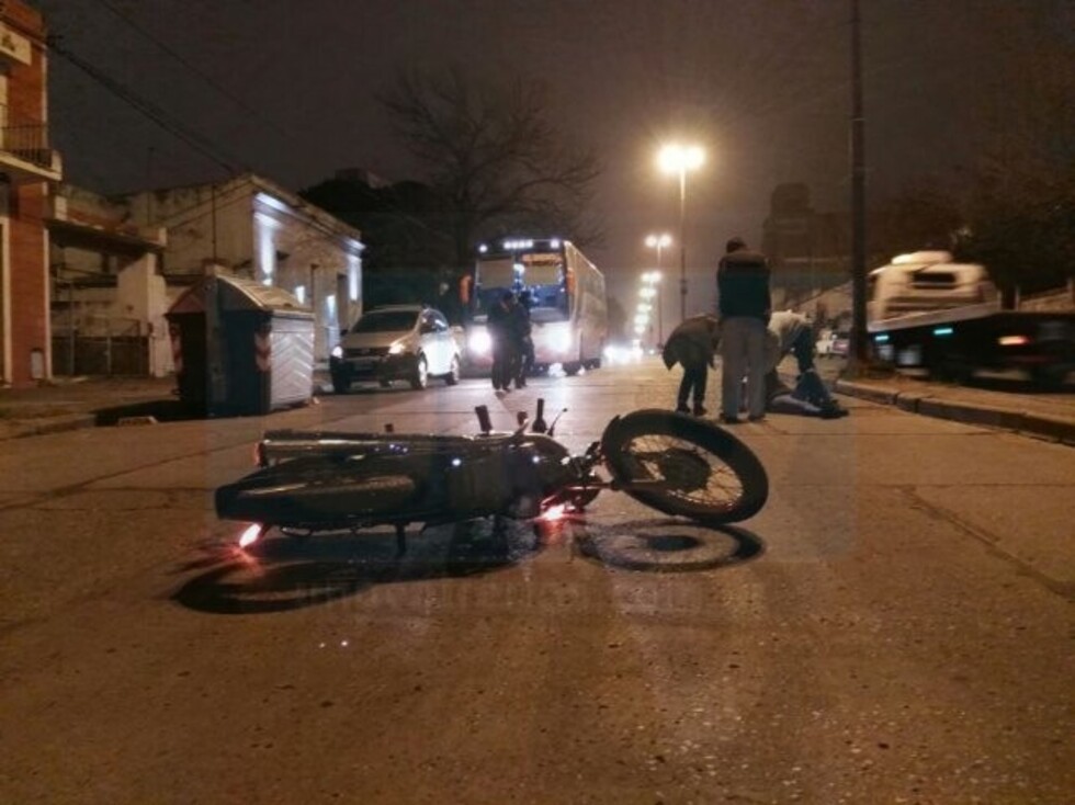 Ebrio se cayó de la moto con su hijo de 2 años