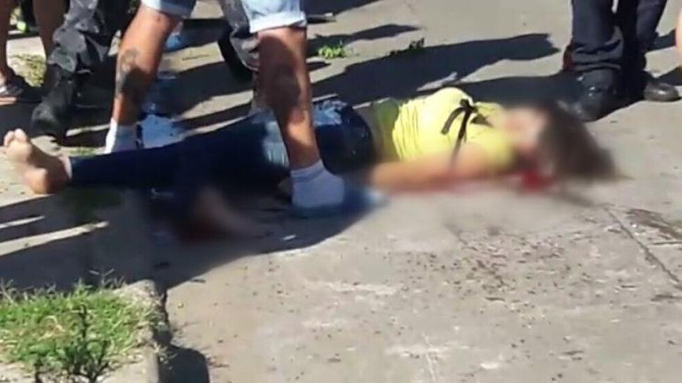 Un patrullero atropelló a una madre con su hijo