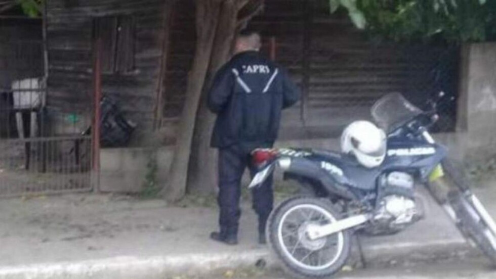 Dio a luz, metió a su bebé en bolsa y la tiró sobre un tapial
