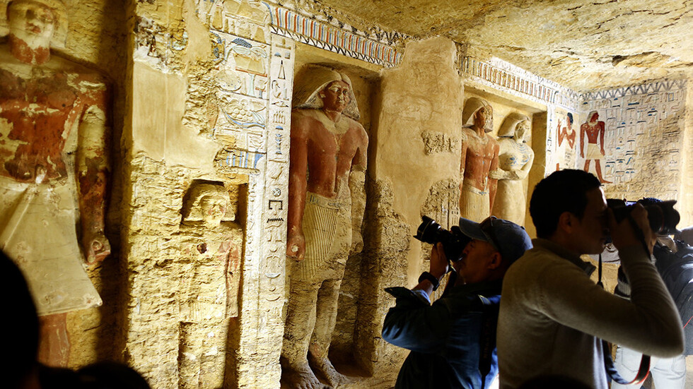 Hallan en Egipto una tumba intacta de hace 4.400 años con 45 estatuas y pozos secretos