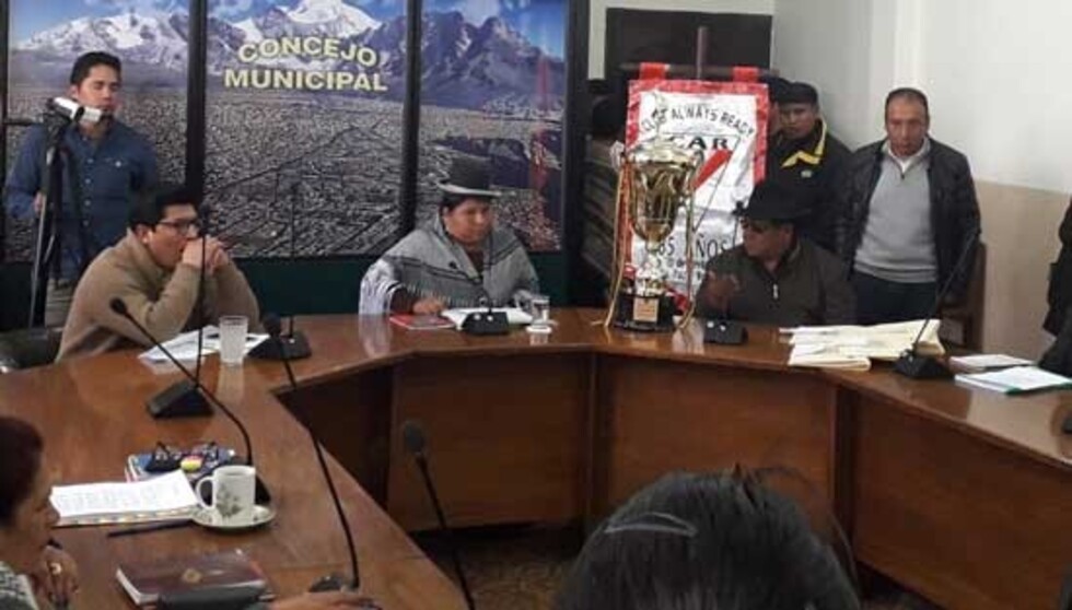 Presidenta del Concejo aprovecha el receso para vender en la Feria de El Alto