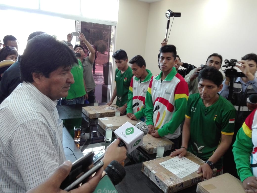 Diez deportistas reciben computadoras de mano del presidente Evo