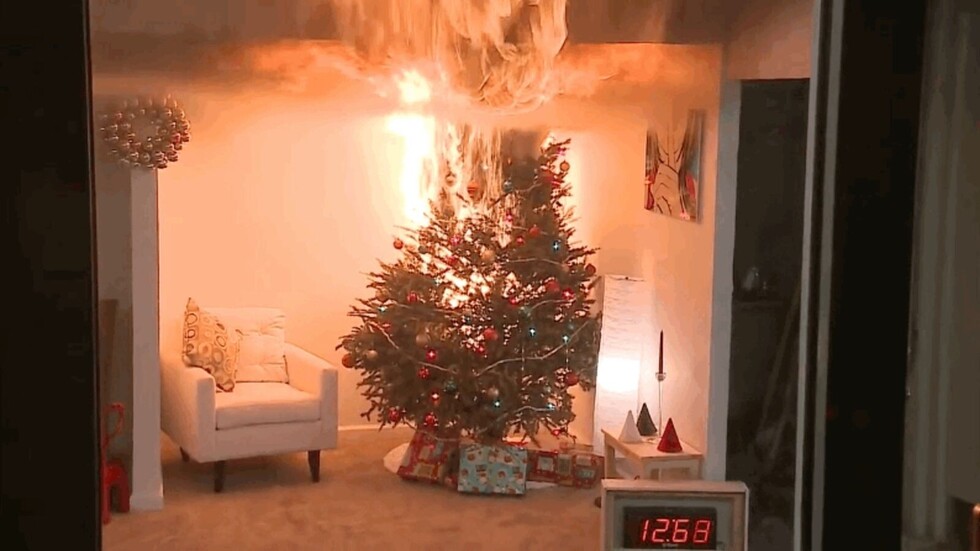Árbol navideño se incendia y casi quema una casa