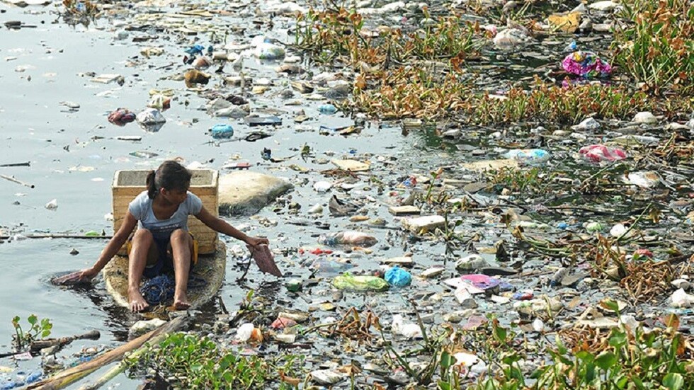 Miles de toneladas de desechos: El país que se convierte en el vertedero del Pacífico (FOTOS)