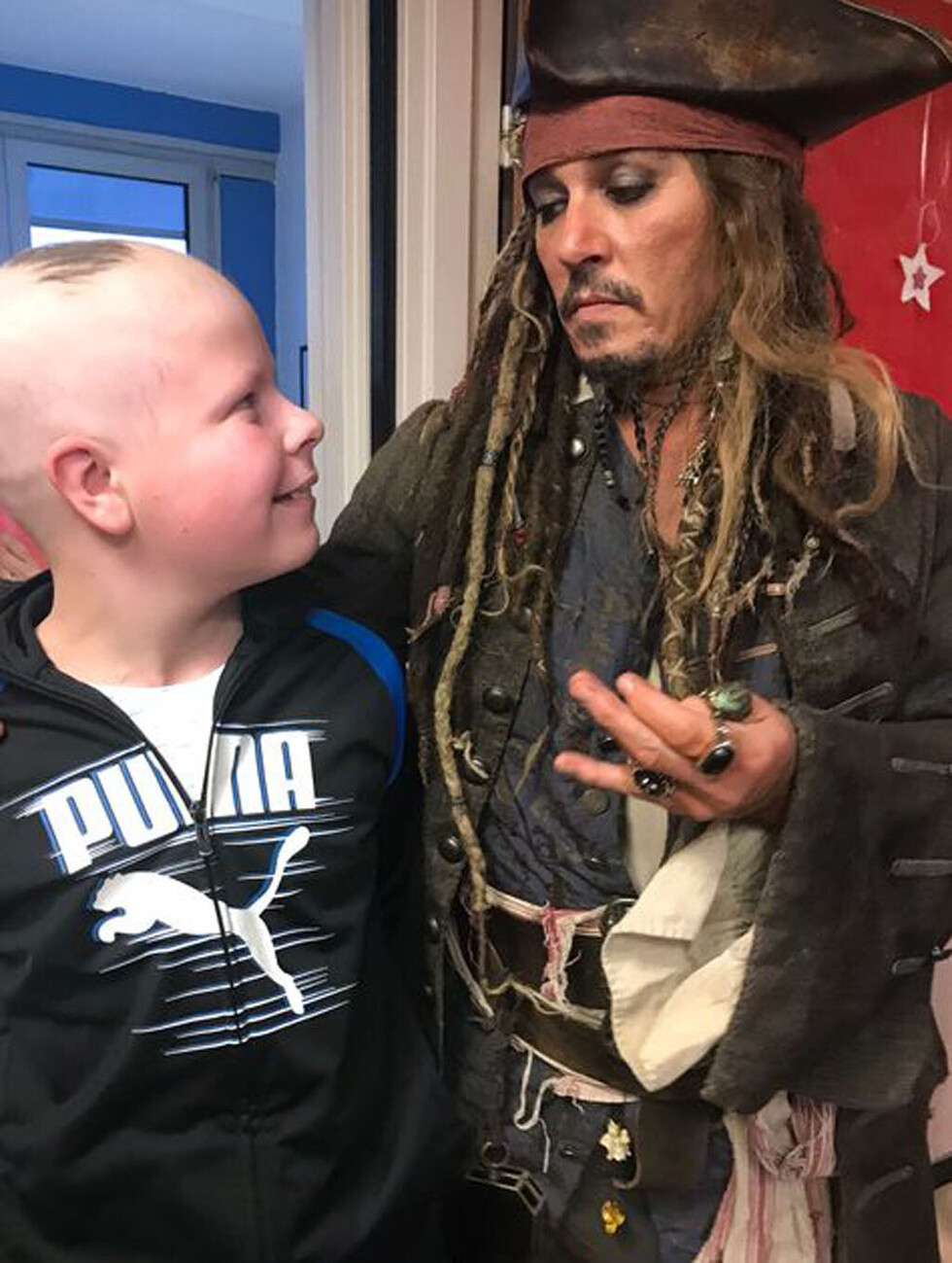 Johnny Depp  visitó a niños  con cáncer