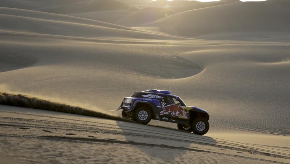 Sainz con dos pinchazos y problemas en su coche
