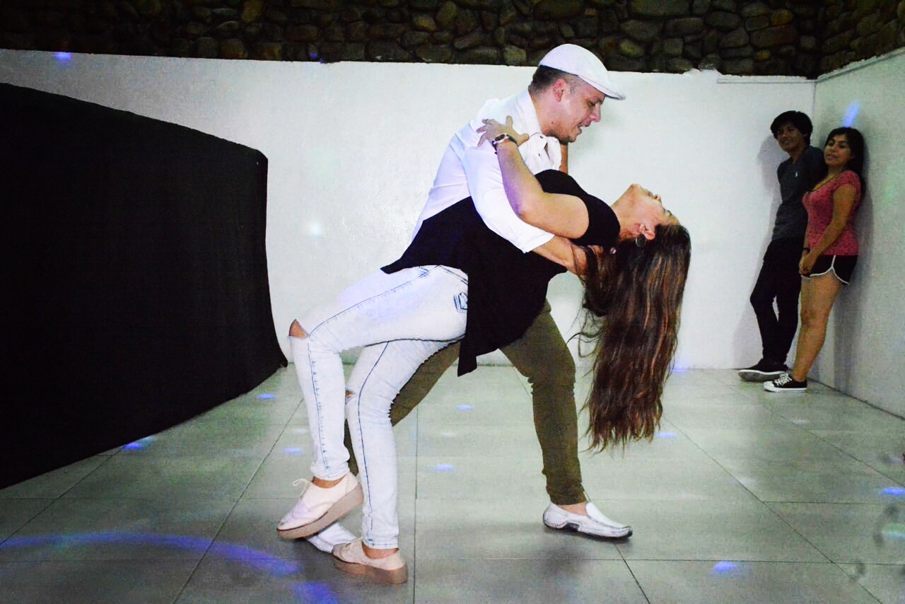 El ritmo de  la bachata  se impone en Tarija