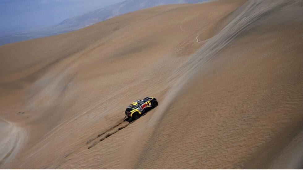 Loeb se lleva su tercera etapa en automóviles y es segundo